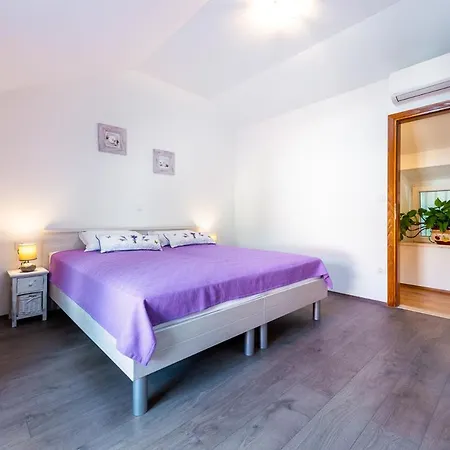 Lazine Sleeps 6 With Pool And Air Con *