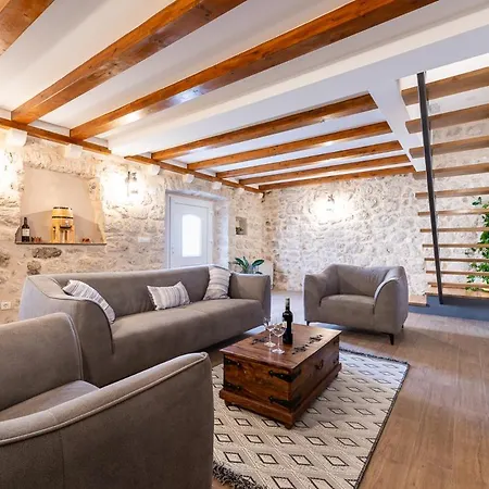 别墅 Lazine Sleeps 6 With Pool And Air Con