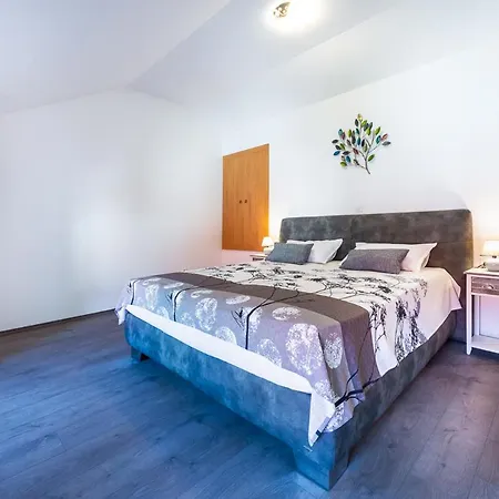 Lazine Sleeps 6 With Pool And Air Con *