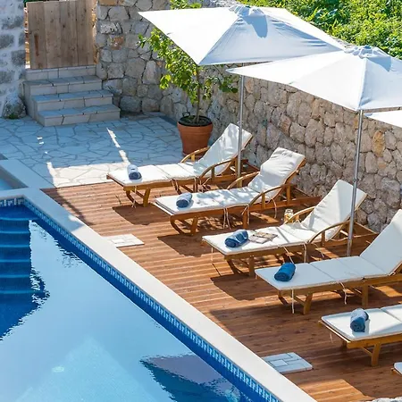 Villa Lazine Sleeps 6 With Pool And Air Con Celopeci