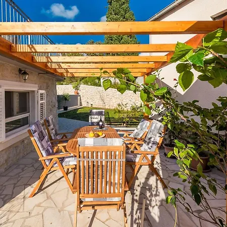Lazine Sleeps 6 With Pool And Air Con * Celopeci