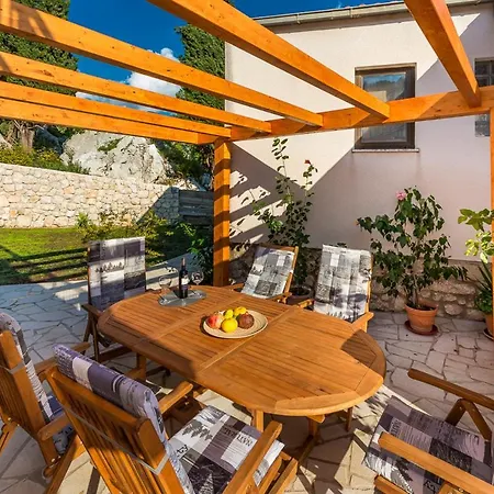 Lazine Sleeps 6 With Pool And Air Con