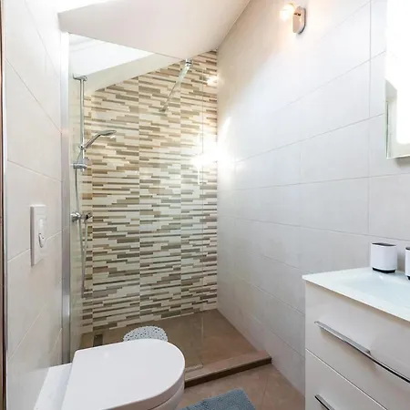 Lazine Sleeps 6 With Pool And Air Con Celopeci
