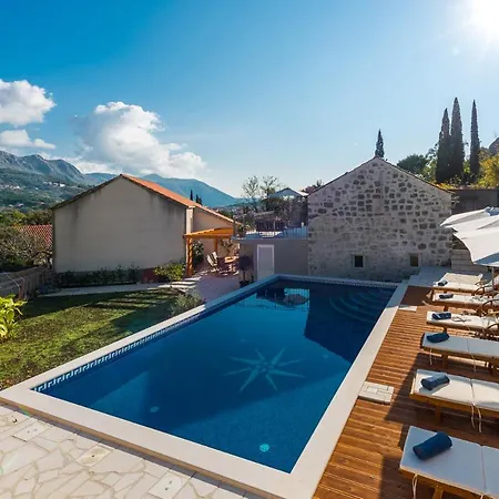 Lazine Sleeps 6 With Pool And Air Con Villa *