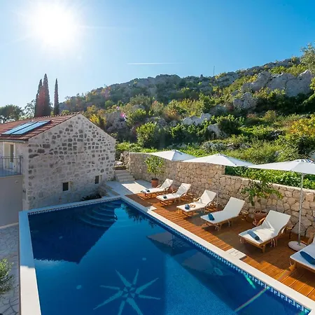 Villa Lazine Sleeps 6 With Pool And Air Con Celopeci