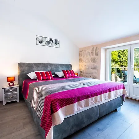 Lazine Sleeps 6 With Pool And Air Con Celopeci