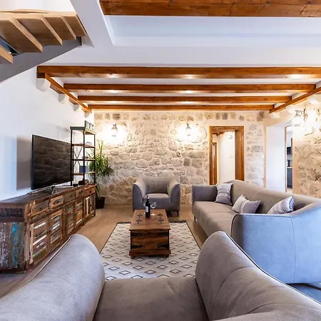 Lazine Sleeps 6 With Pool And Air Con * Celopeci