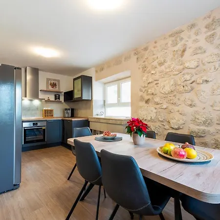 Villa Lazine Sleeps 6 With Pool And Air Con Celopeci